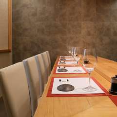 職人の手仕事が見られるカウンター席での接待もおすすめ