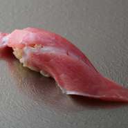 生の天然マグロを中心に、築地のマグロ専門店から上物だけを仕入れて使用。とろけるような脂の旨みと赤酢を効かせたシャリが絶妙にマッチして、口の中で見事な一体感を生み出します。