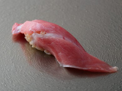 ネタとシャリが絶妙のバランス。築地直送の天然マグロが濃厚な味わいの『トロ』