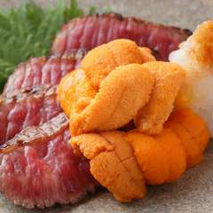 牛肉とウニが最高の組み合わせ。贅沢な味を堪能できる『黒毛和牛あぶりウニのせ』