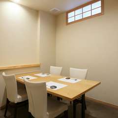 カウンター席や個室を使い分けて、ゲストが喜ぶスマートな接待を