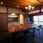 2階にはテーブル席の個室を完備。京都の風情溢れる空間はその場の緊張をほぐし、大切な商談もスムーズにすすめられます。その季節ならではの食材を使ったイタリアンコースなら、食通のゲストも満足するはず。