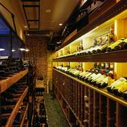 常時1200本ほどのイタリアワインがワインセラーに用意されています。1960年代からの熟成ワインも豊富。料理にふさわしい1本をソムリエが選んでくれるのもこの店の魅力です。ワインとのペアリングを満喫できます。