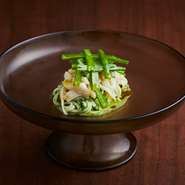 シェフ自ら中央市場に毎朝足を運び、目利きして仕入れる旬の味覚。丁寧な仕事で『シェフのおすすめコース』として供されます。素材本来の味わいを際立たせた多彩な料理は五感を刺激。季節感をたっぷり堪能できます。