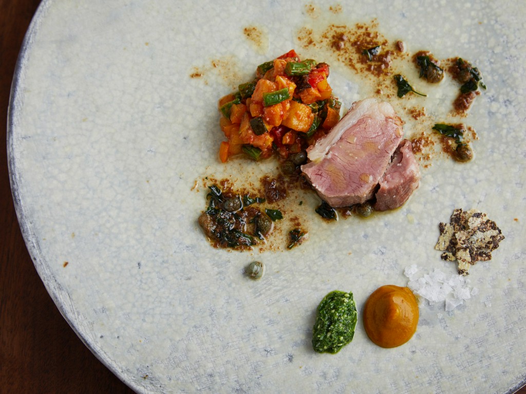 丁寧な火入れで素材の旨みを凝縮した『仔羊の炭火焼　季節野菜のトマト煮とアンチョビソース』