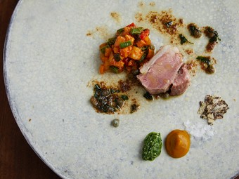 丁寧な火入れで素材の旨みを凝縮した『仔羊の炭火焼　季節野菜のトマト煮とアンチョビソース』