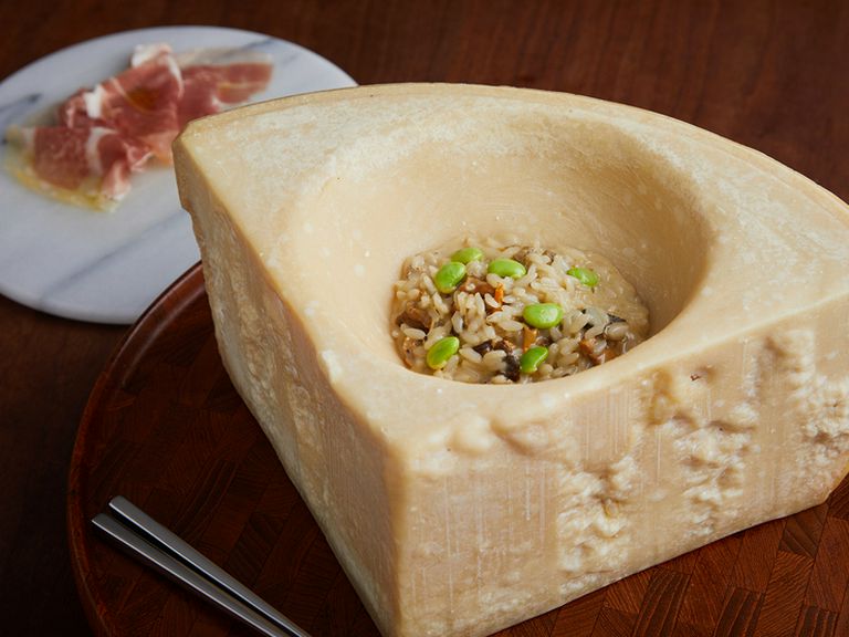 季節のキノコと枝豆のパルミジャーノレッジャーノのソースのリゾット