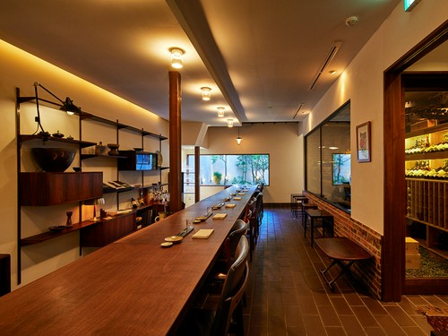 10席のカウンター席。デートにもうってつけの落ち着いた空間