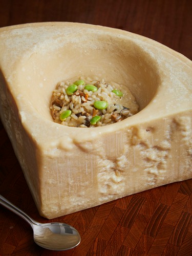 目の前で調理してくれるリゾットは、食べる前から五感を刺激