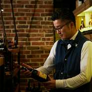 季節ごとに変わるコースメニューに合わせて、数ある銘酒の中から相性の良いワインを提案してくれる池本氏。ワイン通に好評なのはもちろん、ワイン初心者でも気軽にペアリングを堪能できるとして人気を博しています。