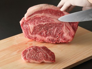 ステーキには国産牛リブロースの最も旨い”芯の部分だけ”使用