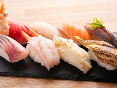 バラエティ豊かな海の幸を満喫『日替わりおまかせ握り寿司』