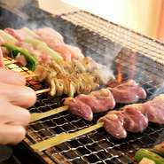 鶏肉は、信頼を寄せる業者から仕入れた国産のものです。部位ごとに食べ比べして、本当においしいものだけを厳選しています。調理方法にもこだわり、肉がふっくらと柔らかくなるよう炭火で丁寧に焼き上げています。