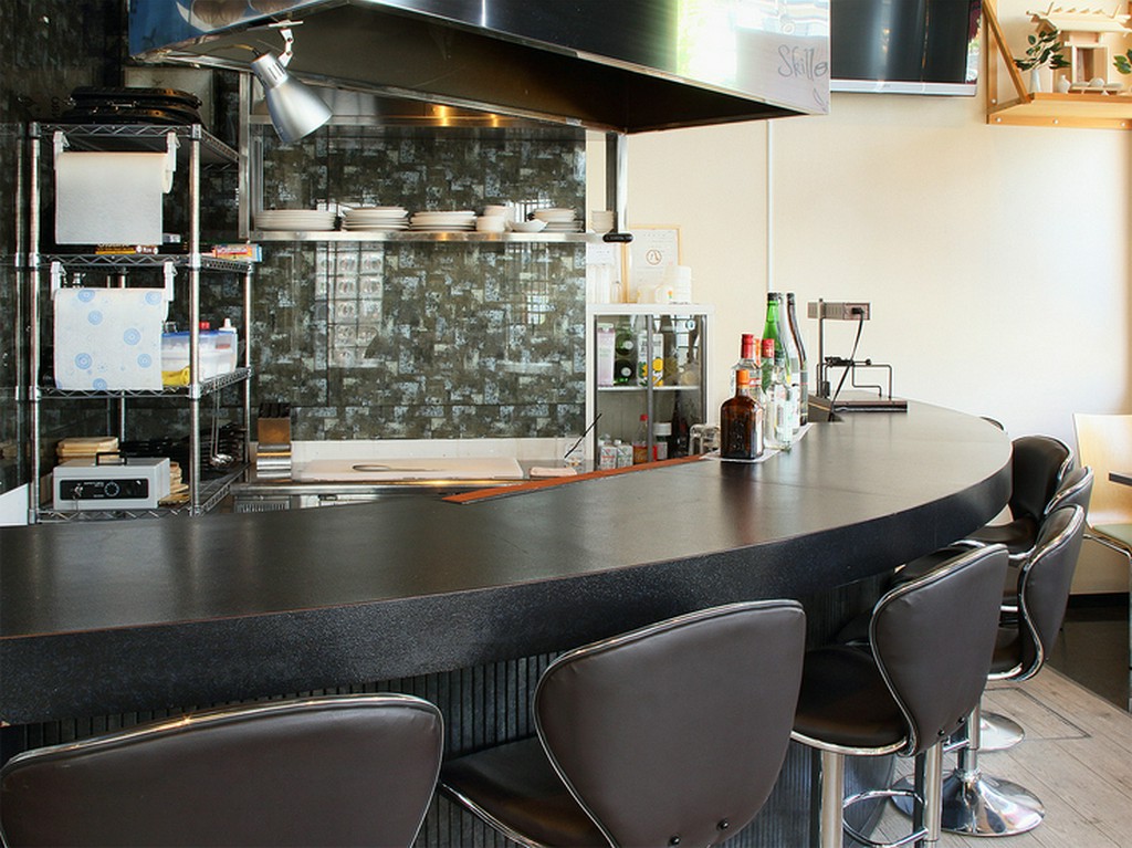 キッチンに面した広いカウンター席は、おひとり様にもぴったり
