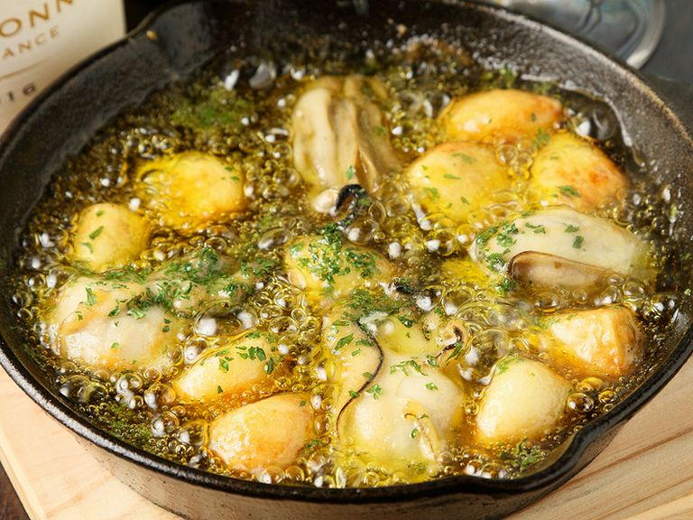 大ぶりのクリーミーな牡蠣が食べ応えのある『ゴロゴロニンニクと牡蠣のアヒージョ』