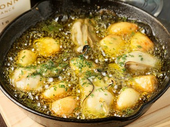 大ぶりのクリーミーな牡蠣が食べ応えのある『ゴロゴロニンニクと牡蠣のアヒージョ』
