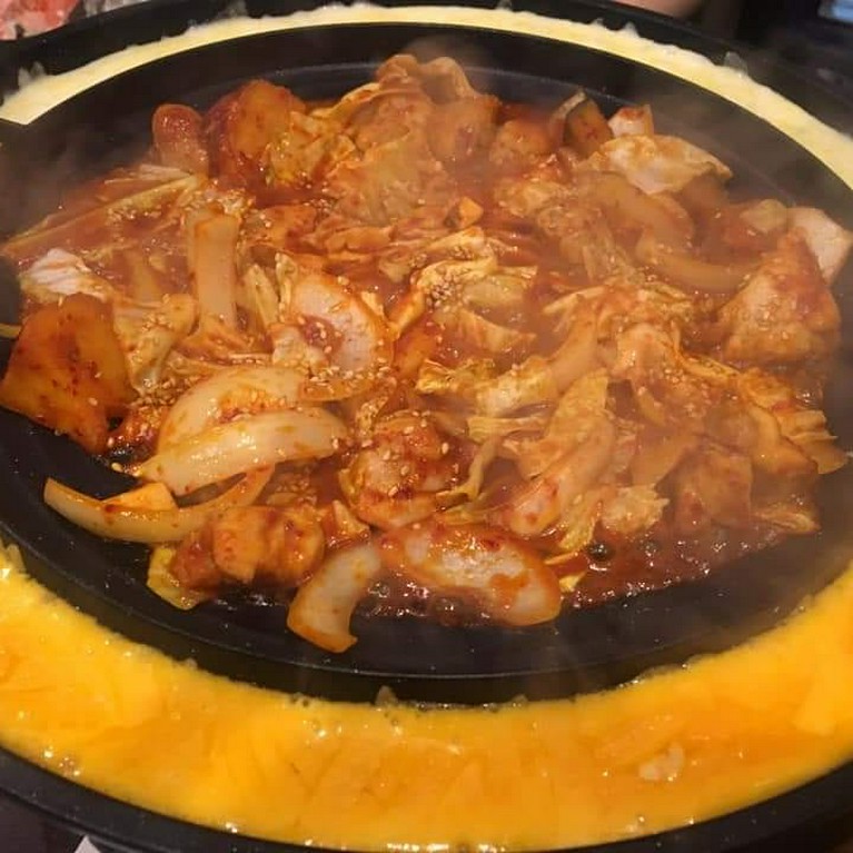 濃厚なチーズとピリ辛の味付けがたまらない『韓国仕込みチーズタッカルビ鉄板焼き』（2人前）