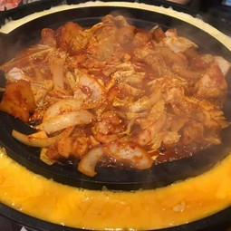 濃厚なチーズとピリ辛の味付けがたまらない『韓国仕込みチーズタッカルビ鉄板焼き』（2人前）