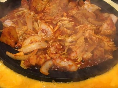 濃厚なチーズとピリ辛の味付けがたまらない『韓国仕込みチーズタッカルビ鉄板焼き』（2人前）