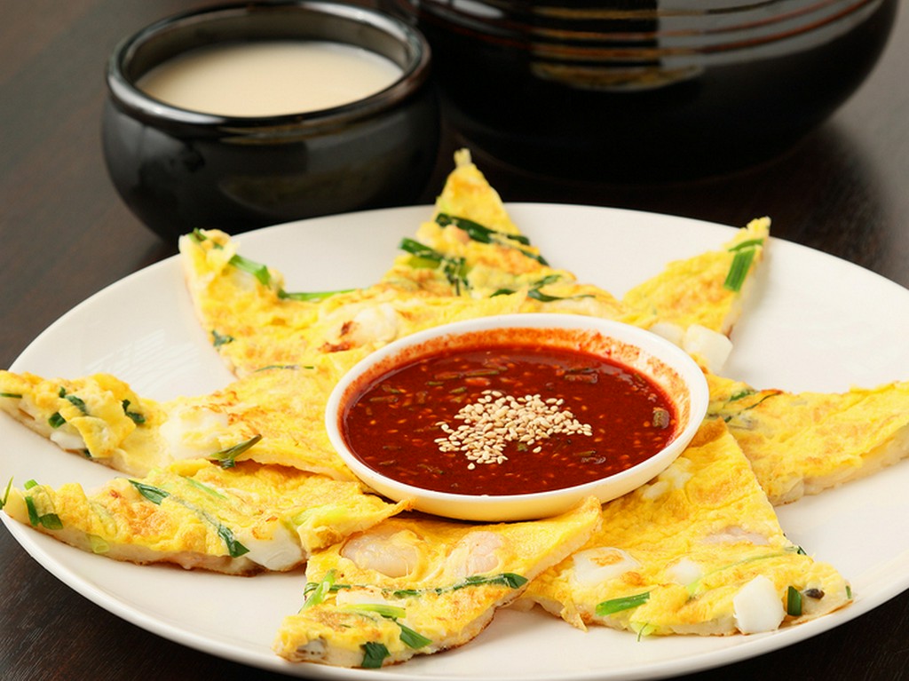 自家製ダレが味のポイント。柔らかく焼き上げた『海鮮チヂミ』