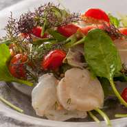 活〆・ぐびなど入荷により色々。売り切れ次第終了の為、予約がオススメです。

※店舗にて掲載しております、本日のオススメにて日替わりでご提供しております。
1600円(税抜)～