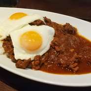 働かざる者、食うべからず…

店主も震えた!!!
とある日の…
「新鮮魚介と土佐あかうしの"まかない"カレー」
※写真：とある日のまかないです