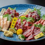 「たてがみ刺し」や「ふたえご刺し」、「馬のヒレ刺し」や「馬ハラミ刺し」など…これだけの種類の馬刺しを堪能できるのは、【宝仙】ならではです。4種盛り・5種盛り・6種盛りと選べる品数も嬉しいポイント。