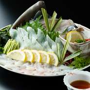 水槽から揚げたばかりの「あじ」や「カワハギ」を、その場で活け造りに。その新鮮さは言うまでもなく、海の恵みを贅沢に満喫できるひと品です。