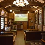 カフェの内装からは、木材のあたたかみが感じられ、どこかホッとするような雰囲気。壁やカウンターには、当初この蔵にあった木材が、リメイクして使用されています。つい長居したくなる居心地の良い空間です。