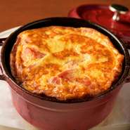 カニのほぐし身を刻んで、生クリームやチーズ、トリュフ、バターなどで和えたイタリア版の玉子焼き。焼きたてアツアツを、おつまみにどうぞ。スプーンですくって味わいます。ボリュームは1人～2人分。