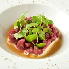 タルタル風で食べ応え満点な『馬肉とマスカルポーネのバットゥータ』