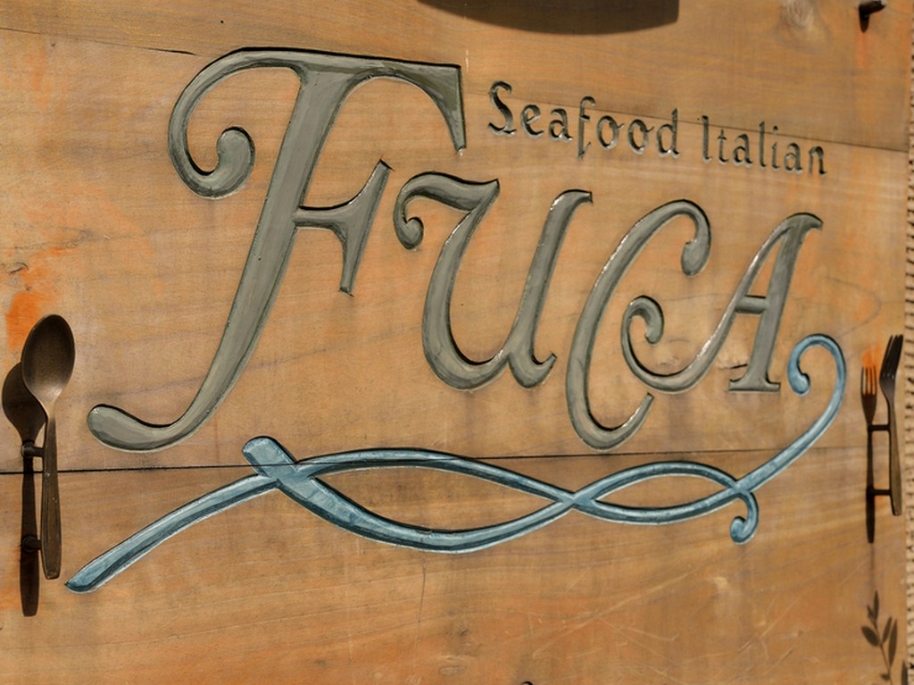 ウッディな看板が【FUCA】の目印