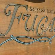 シーフードイタリアンのこだわり料理が味わえる【FUCA】の目印は、ウッディな看板。雰囲気満点です。