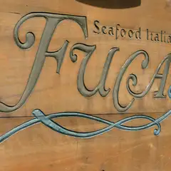 ウッディな看板が【FUCA】の目印