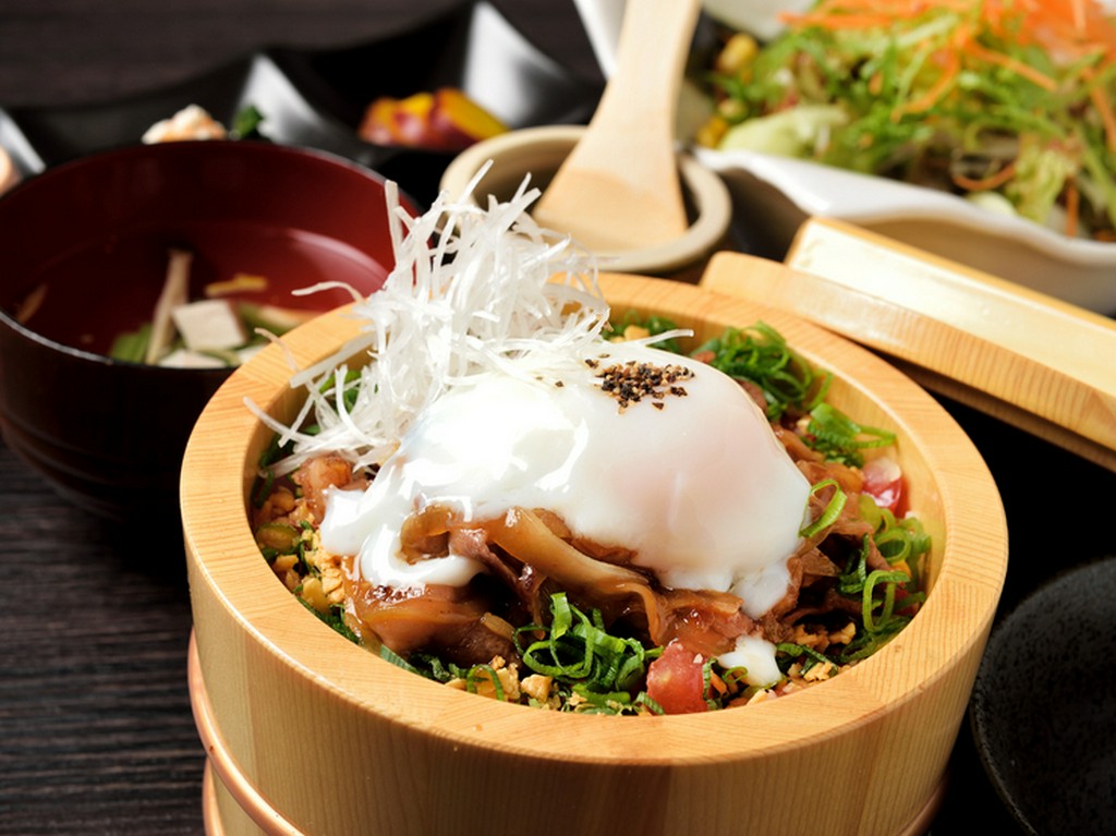 温泉卵が香ばしく焼いた飛騨牛とご飯にからみ絶妙の旨さに！『飛騨牛スタミナおひつ』