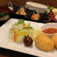 ・前菜・サラダ・カニコロッケ・ご飯、汁物・デザート、ドリンク（※メインは月替わり）