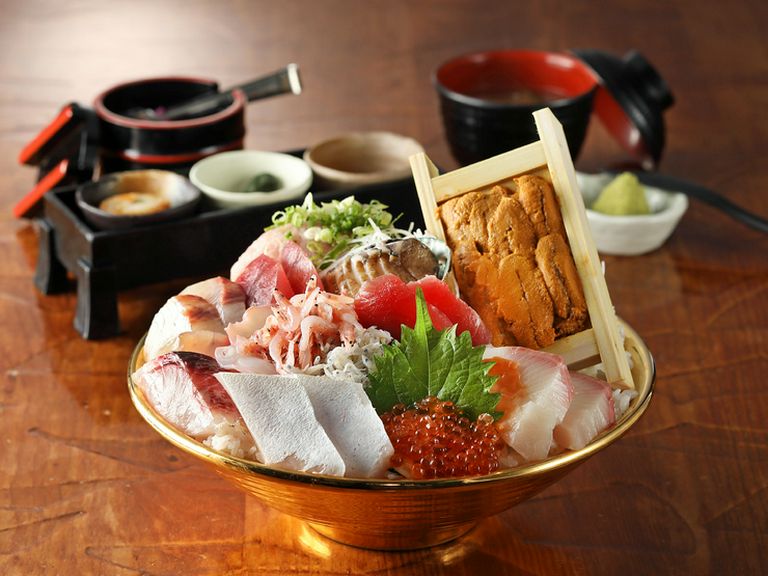贅沢を体現する『黄金　仏恥義理（ぶっちぎり）海鮮どんぶり膳』