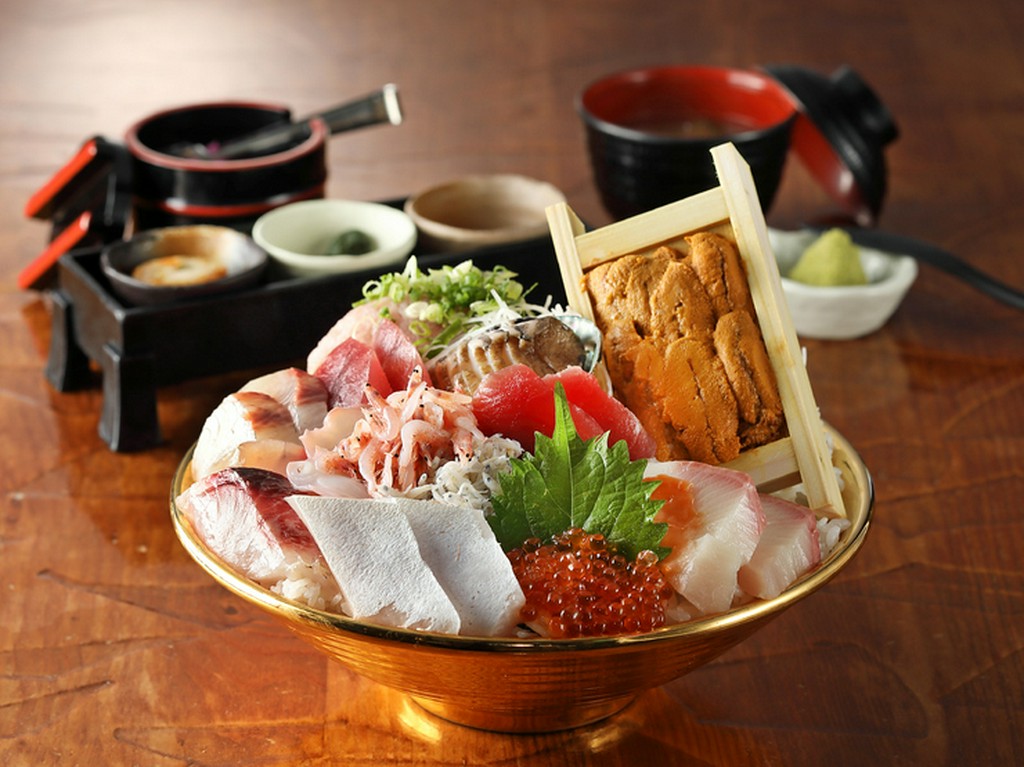 贅沢を体現する『黄金　仏恥義理（ぶっちぎり）海鮮どんぶり膳』