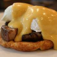 ジャガイモパンケーキと厚切りハムのエッグベネディクト