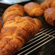焼き立てクロワッサン