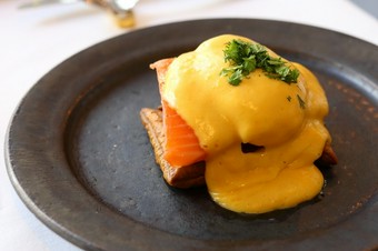 オープン当時から3度のバージョン変更を経て復活『45度で1時間焼いたサーモン「ニューヨークの朝食」』