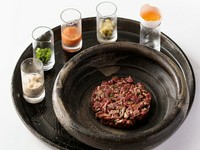 フランス料理の定番メニュー『タルタル』。和牛のフィレに帆立貝を加えていくのが【Artisan】スタイルです。カクテルソースやハーブ、ケッパーなど、スタッフが目の前で混ぜ合わせ最後の仕上げ。