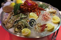 （活オマール1尾、カキ8個・・・魚介の豪華な盛り合わせ)

キャビア1瓶プラスで28,435円になります。