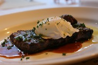 アルティザン名物のステーキに朝はタンパク質多めでポーチドエッグをのせて