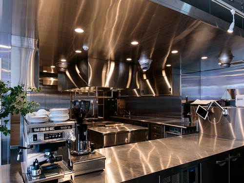 さまざまな料理が生み出される、美しいオープンキッチン