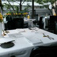 平日は会社の接待や会食、週末にはデートや家族の集まりなど多様なシーンで人気があるレストラン。コースはもちろん、シェフのスペシャリテをシェアスタイルでいただけるアラカルトも揃っています。