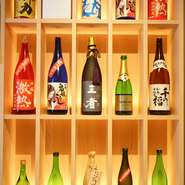 真っ赤なボトルやユニークな名前など、見ているだけでワクワクするような日本酒がずらりと並ぶ【三宅本店　銀座店】。中には初心者向けの酒もあるので、これから飲んでみたいとう人にもぴったりな日本酒バルです。　