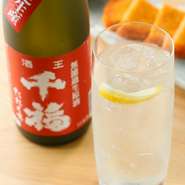 最初の一杯にオススメなのが日本酒カクテル『サムライソーダ』。爽やかな飲み心地で、普段日本酒を飲まない人からも好評です。乾物の旨みを満喫する『炙り酒』などもあり、日本酒の新たな魅力を発見させてくれます。