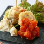 つまみとして楽しんでもらうため、気軽に手で味わえる串天ぷらで提供。とはいえ、素材ごとに揚げ時間を調整したり、野菜にはトマトソースを合わせるなど、食材の品質と共にこだわりを随所に感じさせる逸品です。