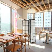 それぞれの席の間隔にゆとりが設けられたテーブル席。一面ガラス張りの窓からは銀座の街の夜景が楽しめます。日本酒とのマリアージュを満喫しながら、贅沢な時間を過ごしてみてはいかがでしょうか。　